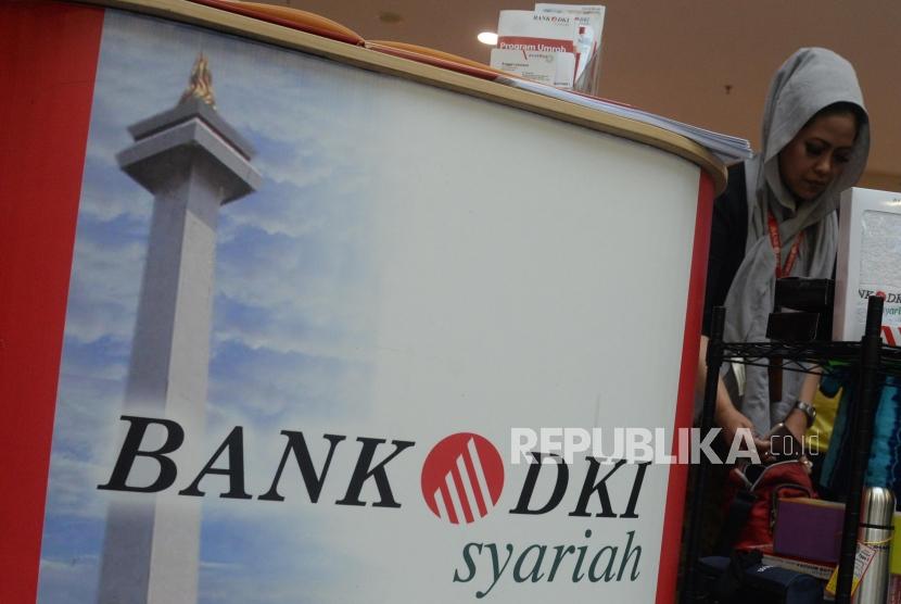 Nasabah mencari informasi di Bank DKI Syariah, Jakarta, Senin (27/11).