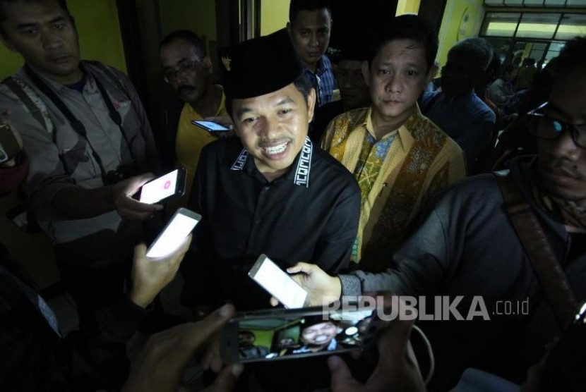 Bupati Purwakarta yang juga menjabat sebagai Ketua DPD Golkar Jabar Dedi Mulyadi diwawancara wartawan di Kantor DPD Golkar Jabar, Jl Maskumambang, Kota Bandung, Senin (6/10).