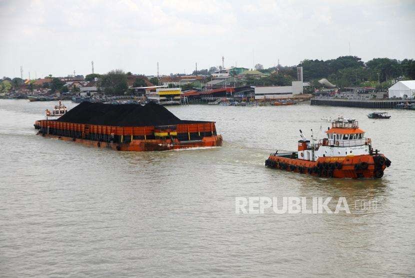 Penguatan Harga Batubara. Kapal tunda menarik tongkang batubara di Sungai Musi, Palembang, Ahad (2/9).