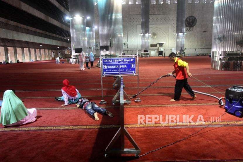 Petugas membersihkan karpet masjid di Masjid Istiqlal, Jakarta. ilustrasi (Republika/Mahmud Muhyidin)