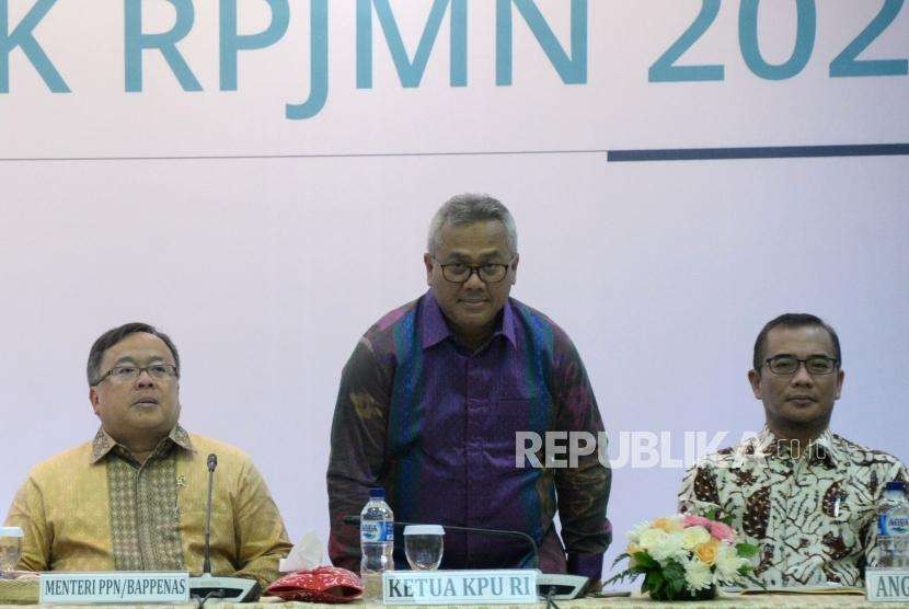 Ketua KPU Arief Budiman (tengah) bersama Meteri PPN/Kepala Bappenas Bambang Brodjonegoro (kiri) dan Anggota KPU Hasyim Asyari menghadiri pada acara penyampaian Rancangan Teknokratik Rencana Pembangunan Jangka Menengah Nasional (RPJMN) Tahun 2020-2024 di Kantor KPU, Jakarta, Selasa( 25/9).