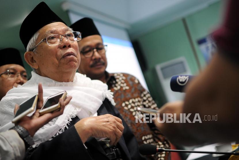 Ketua MUI KH. Ma'ruf Amin memberikan paparan usai menerima sumbangan untuk Palestina di Kantor MUI, Jakarta, Selasa (13/2).