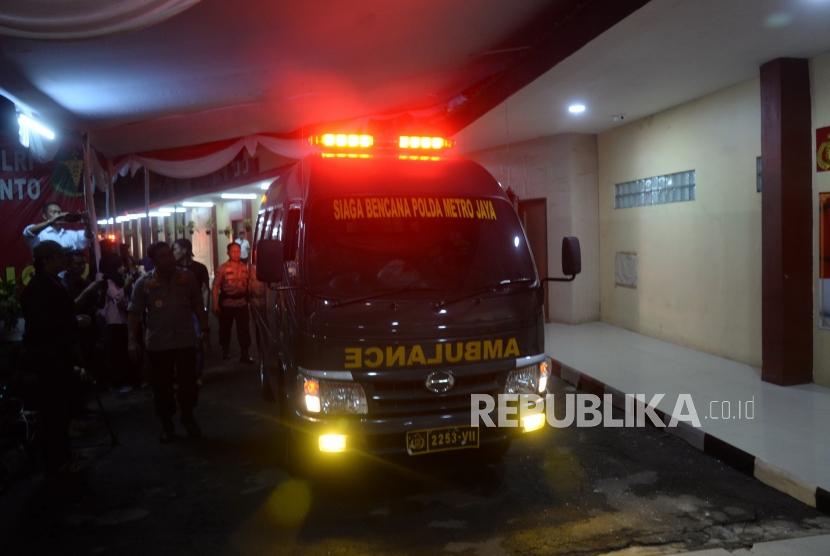 Jenazah Lion Air JT610. Mobil membawa  jenazah korban kecelakaan Pesawat Lion Air JT 610 di Kamar Jenazah RS Polri, Jakarta, Senin (29/10).