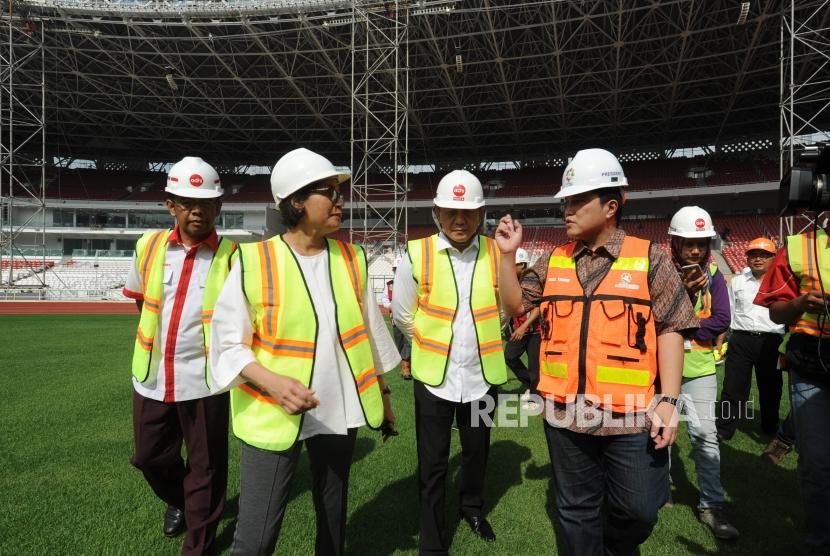 Menjelaskan. Ketua Inasgoc Erick Thohir (kanan) sedang menjelaskan progres Pembangunan SUGBK kepada Menteri Keuangan Sri Mulyani (kanan) bersama  dan Kepala Badan Ekonomi Kreatif Triawan Munaf (Tengah) mencoba rumput ketika meninjau proyek renovasi Stadion Utama Gelora Bung Karno, Senayan, Jakarta, Kamis (23/11).