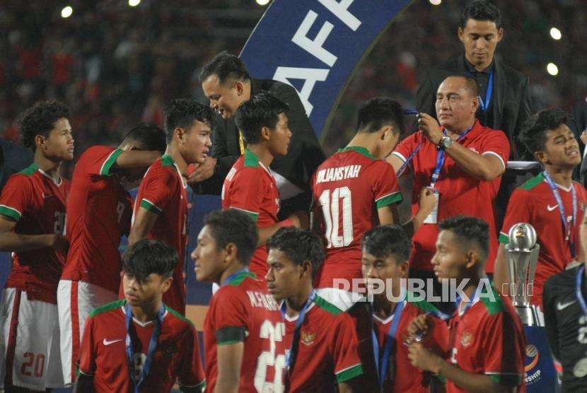 Ketua Umum PSSI Edy Rahmayadi (kedua kanan) mengalungkan medali kepada pesepak bola Indonesia U-16 usai pertandingan Final Piala AFF U-16 di Stadion Gelora Delta Sidoarjo, Jawa Timur, Sabtu (11/8).