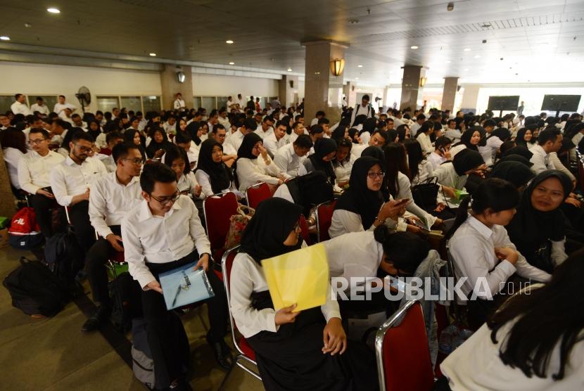 Molor. Sejumlah peserta tes Seleksi Kompetensi Dasar (SKD) Calon Pegawai Negeri Sipil (CPNS) menunggu waktu untuk tes di Kantor Walikota Jakarta Selatan, Jumat (26/10).