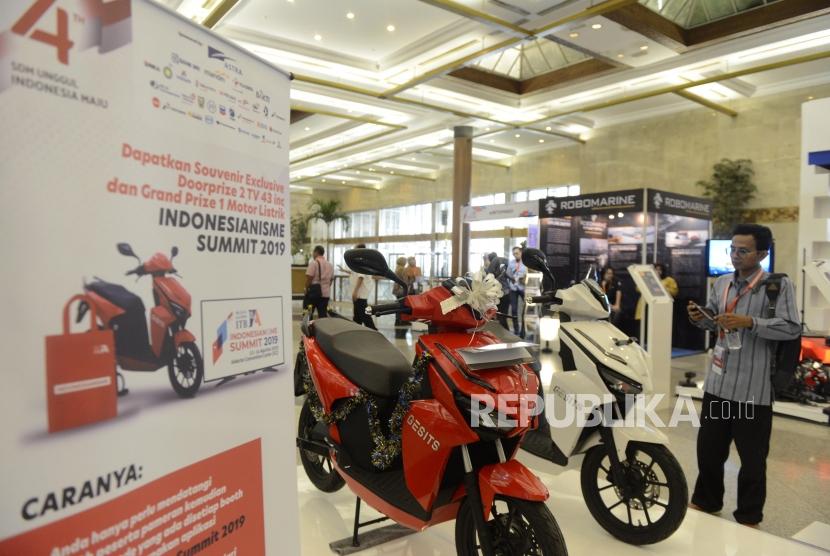 Pengunjung melihat motor listrik pada pameran Indonesianisme Summit 2019 di Jakarta Convention Center, Jakarta, Selasa (13/8).