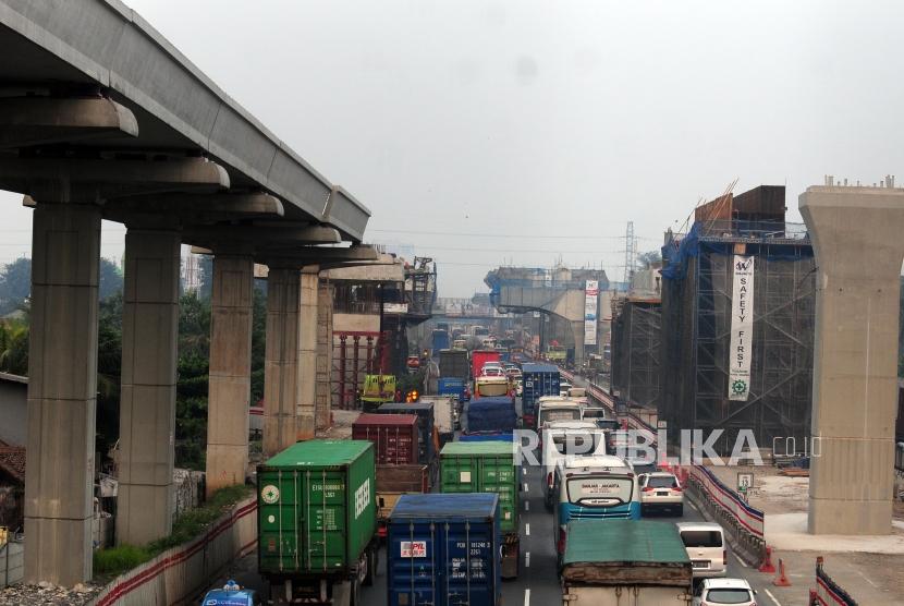 Sejumlah kendaraan melintas di dekat proyek pembangunan LRT di Bekasi, Jawa Barat, Sabtu, (7/7).