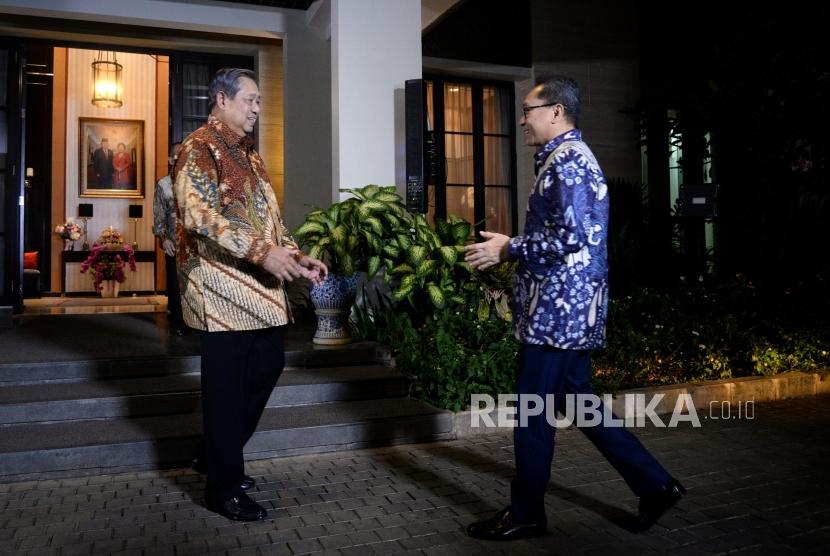 SBY Temui Zulkifli Hasan. Ketua Umum Partai Demokrat Susilo Bambang Yudhoyono (tengah) berjabat dengan Ketua Umum PAN Zulkifli Hasan di kediaman, Jakarta, Rabu (25/7) malam.