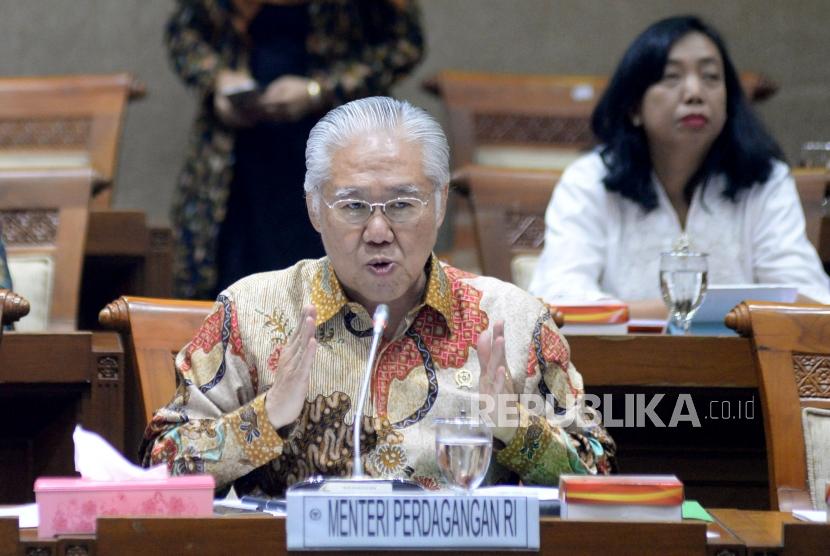 Menteri Perdagangan Enggartiasto Lukita menyampaikan pendapatnya dalam rapat kerja dengan Komisi VI DPR di Kompleks Parlemen, Senayan, Jakarta, Kamis (18/1).