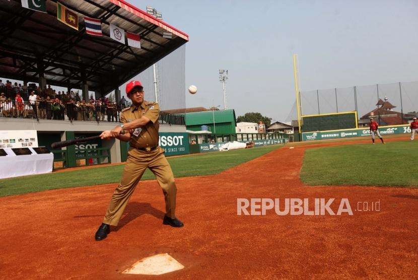 Gubernur DKI Jakarta Anies Baswedan memukul bola baseball seusai peresmian venue Baseball di GOR Pemuda Rawamangun, Jakarta, Senin (13/8).