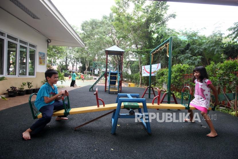 Sejumlah anak bermain di Ruang Publik Terpadu Ramah Anak (RPTRA) Borobudur, Jakarta, Kamis (8/3).