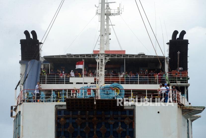 Kapal KMP Jatra III yang membawa pengungsi tiba di Dermaga 5 Pelabuhan Bakauheni, Lampung Selatan, Rabu (26/12).