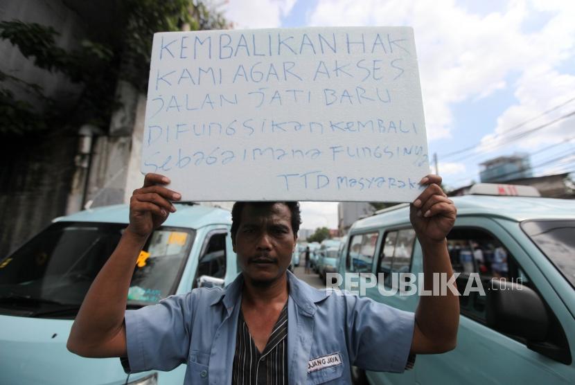 Sopir angkutan umum jurusan Tanah Abang melakukan aksi demo di Kawasan Tanah Abang, Jakarta, Senin (29/1).