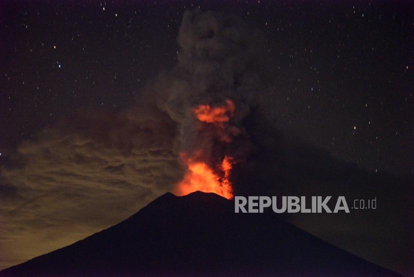 Erupsi Magmatik Masih Terjadi. Erupsi magmatik Gunung Agung terlihat dari Kubu, Karangasem, Bali, Selasa (28/11).