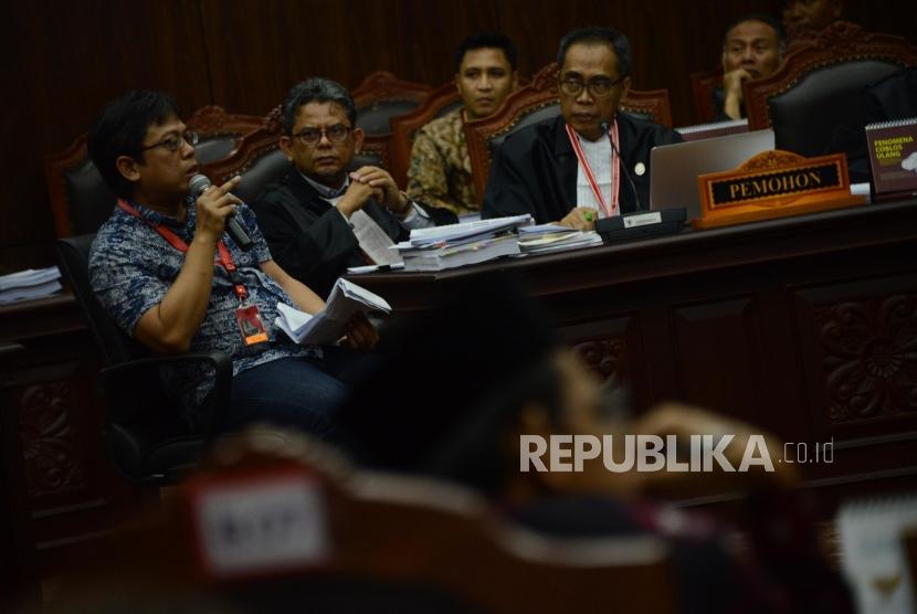 Saksi dari pihak pemohon Hermansyah memberikan keterangan pada sidang lanjutan Perselisihan Hasil Pemilihan Umum (PHPU) Pemilihan Presiden (Pilpres) 2019 di Gedung Mahkamah Konstitusi, Jakarta, Rabu (19/6).