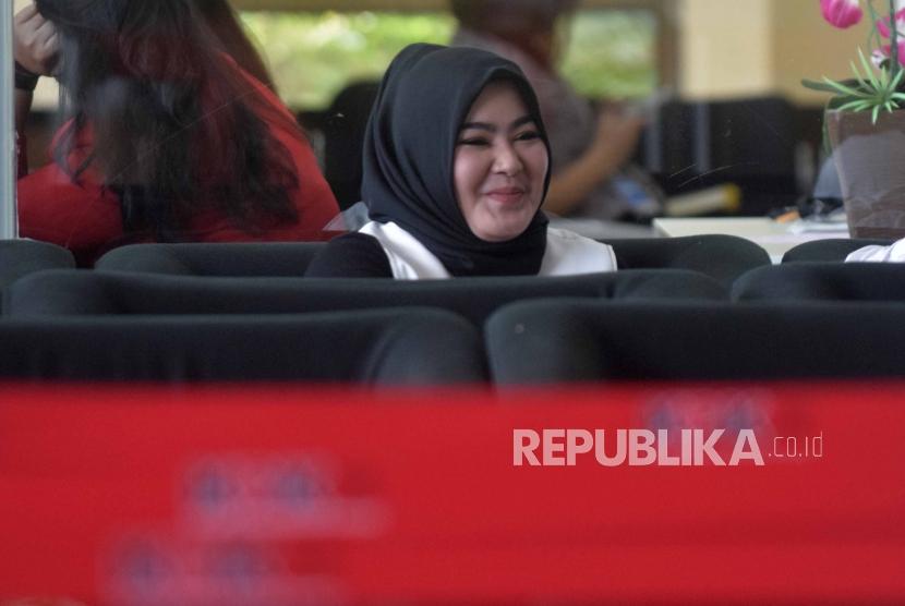 Istri Zumi Zola, Sherrin Tharia tiba di kantor Komisi Pemberantasan Korupsi, Jakarta .Selasa (22/5).