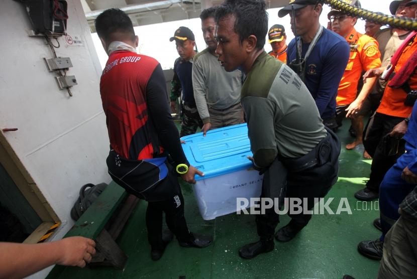 Petugas gabungan dari TNI AL dan Basarnas mengangkat boks yang berisi Black Box pesawat Lion Air JT-610 dari laut ke KR Baruna Jaya I di perairan Karawang, Jawa Barat, Kamis (1/11).