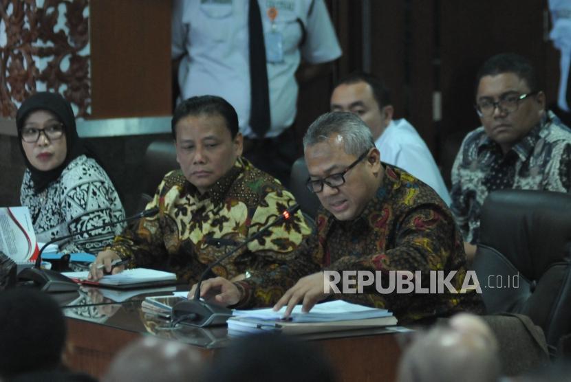 Ketua KPU Arief Budiman (kanan) dan Ketua Bawaslu Abhan (tengah) selaku pihak teradu mengikuti sidang pelanggaran kode etik penyelenggaraan pemilu yang dipimpin oleh Ketua Majelis Dewan Kehormatan Penyelenggara Pemilu (DKPP) Muhammad di Gedung DKPP, Jakarta, Senin (27/11).