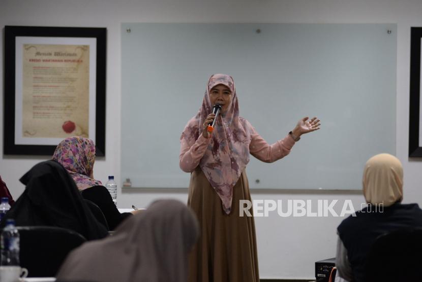 Suasana pelatihan menulis novel bersama Asma Nadia di Kantor Republika, Jakarta, Rabu (24/4).