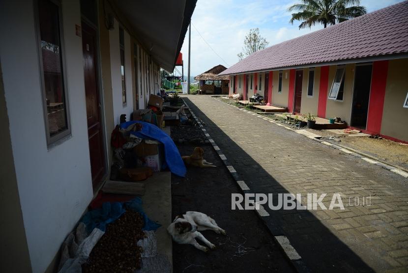 Huntara Pengungsi Gunung Sinabung. Deretan rumah hunian sementara (Huntara) di Jandi Meriah, Karo, Sumatra Utara, Kamis (22/2).