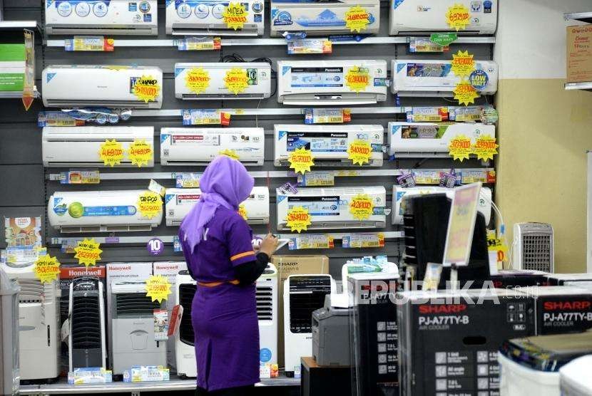 Pengaruh Pengauatan Dolar AS. Pengunjung memilih barang di pusat perbelanjaan hypermart, Jakarta, Rabu (11/9).