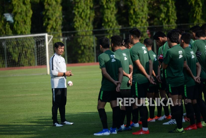 Pemusatan Latihan Timnas U-23. Pelatih Timnas U-23 Indra Sjafri memberikan pengantar sebelum mengikuti latihan di Stadion UNY, Yogyakarta, Rabu (29/5/2019).