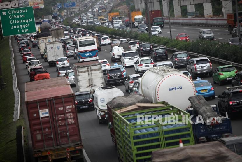 Antrean kendaraan saat melintas di ruas Jalan Tol Jagorawi, Kawasan Cibubur, Jakarta Timur.