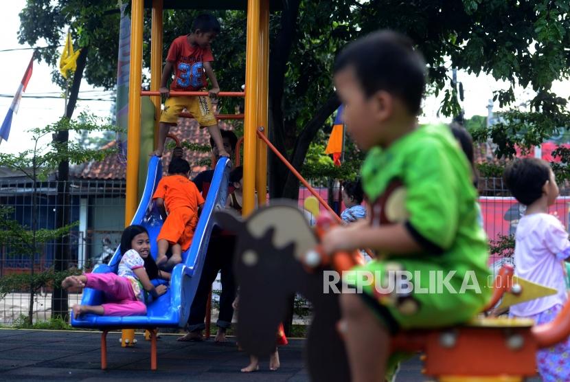 Anak-anak saat bermain di RPTRA Pesona, Manggarai, Jakarta.