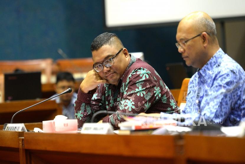Pembahasan DPT dan DPS Pemilu. Anggota Bawaslu Fritz Edward Siregar (kiri) menghadiri rapat dengar pendapat bersama Komisi II DPR RI di Komplek Parlemen Senayan, Jakarta, Senin (21/5).