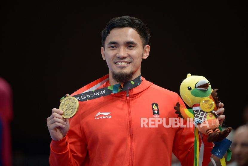 Penampilan Atlet Wushu Indonesia Achmad Hulaefi menunjukan  medali  perunggu  usai penyerahan medali  dalam pertandingan  Wushu  Daoshu & Gunshu Putra Asian Games 2018 di Jie Expo Kemayoran, Jakarta, Selasa(21/8).