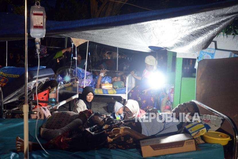 Sejumlah warga korban bencana gempa bumi dan tsunami dirawat di Rumah Sakit Lapangan Yonkes Kostrad, Palu, Sulawesi Tengah, Senin (1/10).