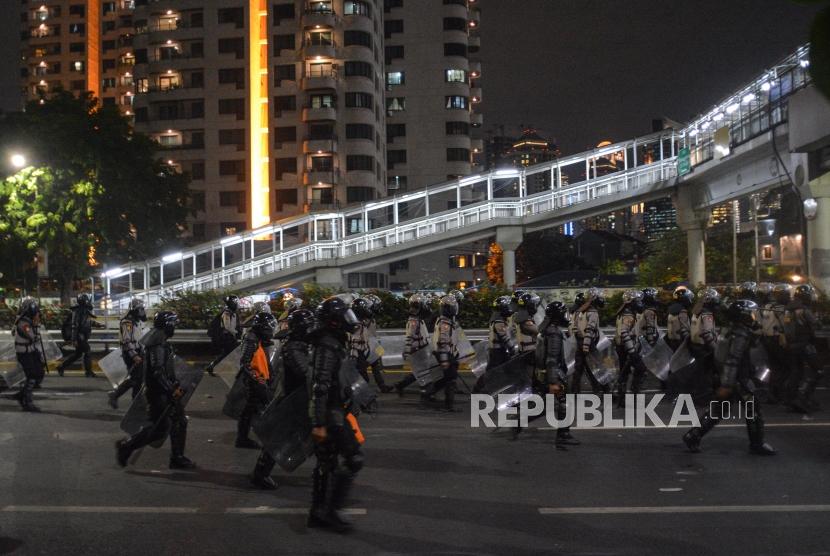 Aparat kepolisian melakukan pembubaran massa mahasiswa dan pelajar saat aksi unjuk rasa di depan Gedung DPR RI, Senanyan, Jakarta, Senin (30/9/2019).