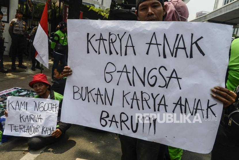 Sejumlah pengendara Gojek saat melaksanakan aksi di depan Gedung Kedutaan Besar Malaysia, Kuningan, Jakarta, Selasa (3/9).