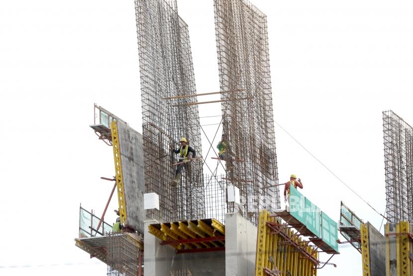 Anggaran Proyek Infrastruktur. Pekerja menyelesaikan proyek rumah susun di Jakarta, Kamis (23/11).