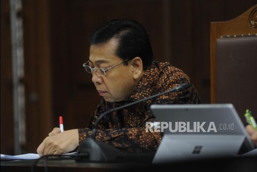 Terdakwa kasus korupsi KTP Elektronik Setya Novanto mencatat keterangan saksi dalam i sidang lanjutan di Pengadilan Tipikor, Jakarta Pusat, Kamis (11/1).