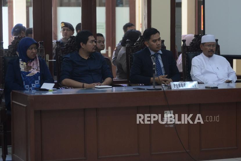 Mantan Jubir Hizbut Tahrir Indonesia (HTI) Ismail Yusanto bersama tim kuasa hukum mengikuti persidangan dengan agenda pembacaan putusan gugatan di Pengadilan Tata Usaha Negara (PTUN), Jakarta, Senin (7/5).