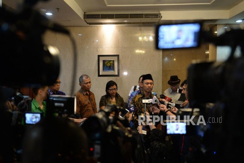 Gladi Kotor Debat Capres. Komisioner KPU Pramono Ubaid Tanthowi (tengah) bersama jajaran panelis menggelar konpres usai rapat koordinasi persiapan debat pertama pilpres di Jakarta, Kamis (10/1/2019).