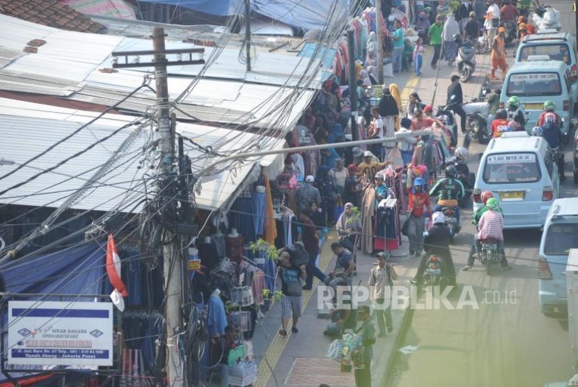 Pedagang Kaki Lima. Pedagang  nekat  berjaulan menggunakan trotoar di sekitaran Jalan Jati Baru Raya kawasan Statsun Kereta Tanah Abang, Jakarta, Kamis (2/11).