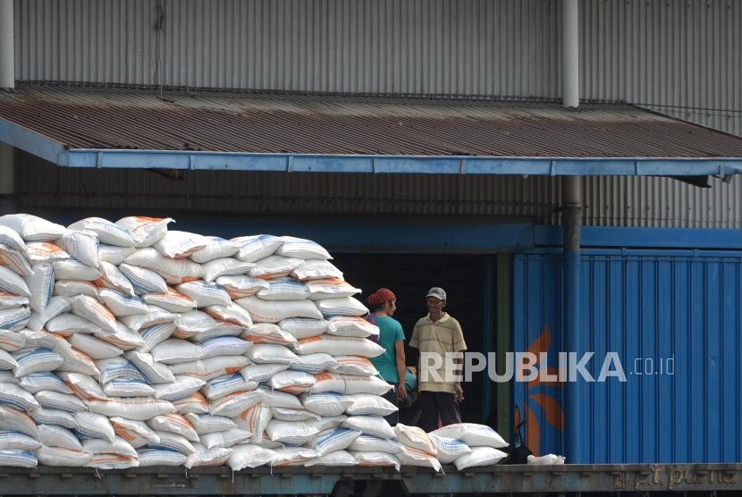 Target Pengadaan Beras Petani. Pemidahan beras ke dalam Gudang Bulog Kelapa Gading, Jakarta, Rabu (25/7).