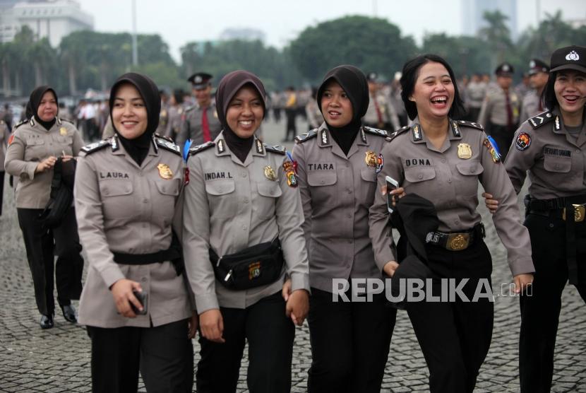 Personil Polwan berjalan seusai Apel Gelar Pasukan Operasi Kepolisian Terpusat Lilin 2017 di Monumen Nasional (Monas), Jakarta, Kamis (21/12).