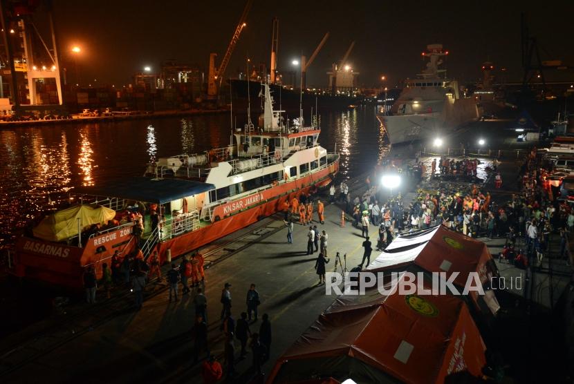 Suasana proses evakuasi jenazah dan puing-puing pesawat Lion Air JT610 di Dermaga JICT 2, Pelabuhan Tanjung Priok, Jakarta, Selasa (30/10).