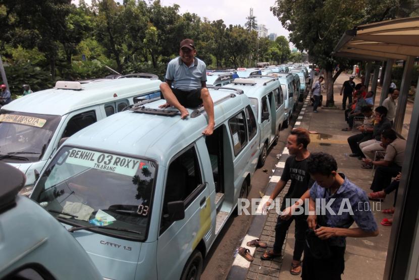 Aktivitas sopir angkot jurusan Tanah Abang saat menunggu rekannya bertemu dengan Pemprov DKI di Balai Kota, Jakarta, Rabu (31/1).