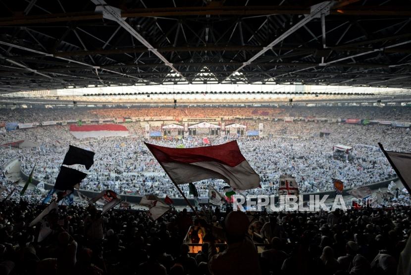 Sejumlah massa simpatisan memadati area kampanye akbar calon presiden dan calon wakil presiden nomor urut 02, Prabowo Subianto dan Sandiaga Uno di Gelora Bung Karno (GBK), Senayan, Jakarta, Minggu (7/4).