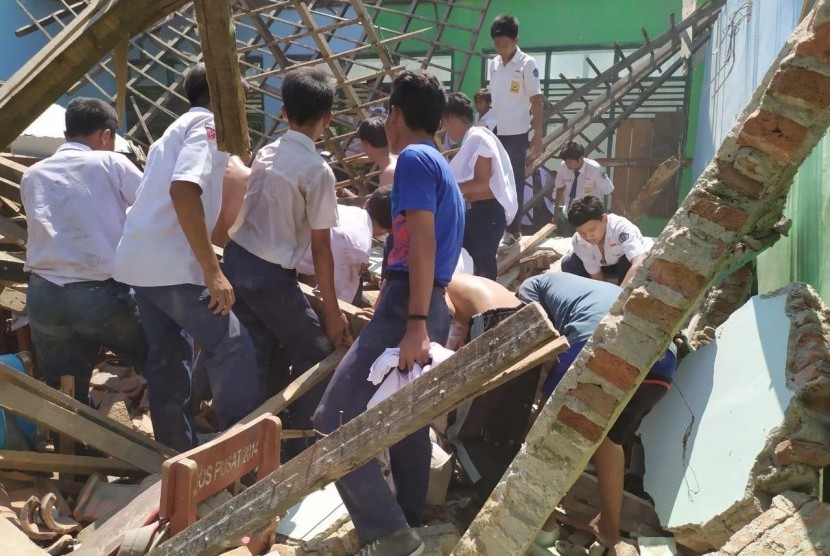  insiden ambruknya atap dan bangunan SMPN 2 Plumbon, Desa Gombang, Kecamatan Plumbon, Kabupaten Cirebon. 