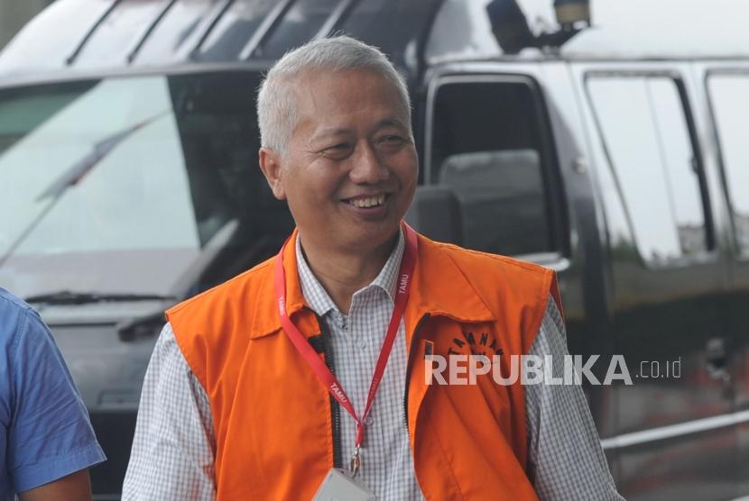 Mantan Direktur Jenderal Perhubungan Laut Kemenhub Antonius Tonny Budiono bersiap menjalani pemeriksaan di gedung KPK Jakarta, Senin (23/4).