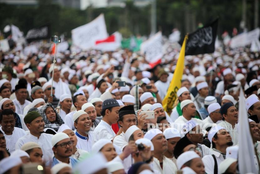 Ribuan umat Islam mengikuti reuni 212 di Monumen Nasional, Jakarta, Sabtu (2/12).