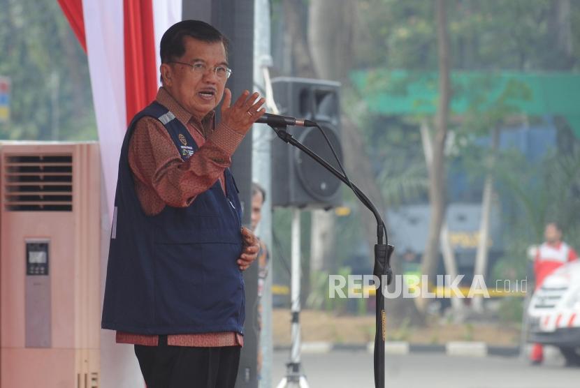 Wakil Presiden Jusuf Kalla memberikan sambutan saat Apel Kesiapan Relawan PMI di Stasiun Gambir, Jakarta, Kamis (7/6).