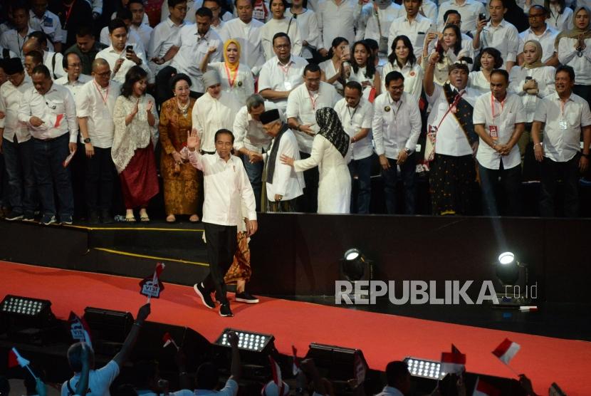 Presiden Joko Widodo berserta isteri memberikan salam kepada para pendukung dan relawan dalam acara Visi Indonesia di Sentul International Convetion Center, Bogor, Jabar, Ahad (14/7).