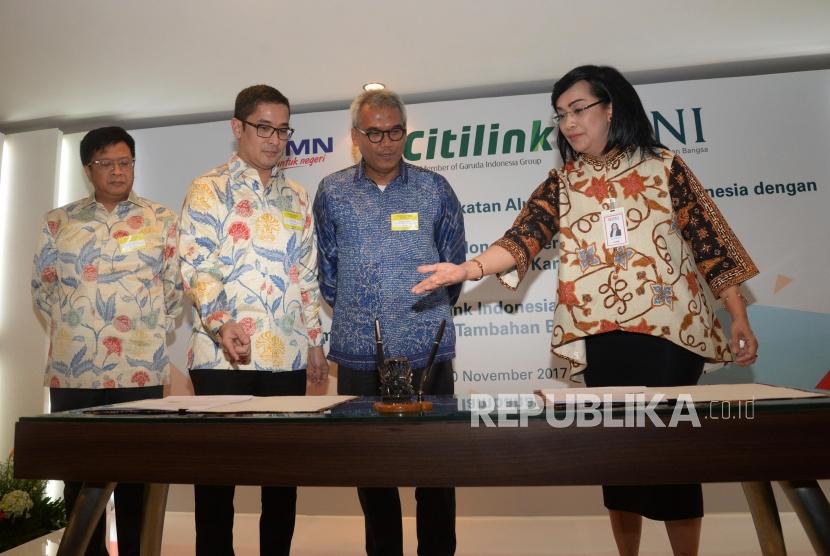 Direktur Hubungan Kelembagaan & Transaksional Perbankan BNI Adi Sulistyowati (kanan), Ketua Umum Ikatan Alumni (Iluni) Universitas Indonesia Arief B Hardono (kedua kanan), Bendahara Iluni UI Didit Ratam (kiri), dan Sekjen Iluni UI Andre Rahardian (kedua kiri) saat acara penandatangan kerjasama penerbitan Kartu Tanda Anggota di Jakarta, Senin (20/11).